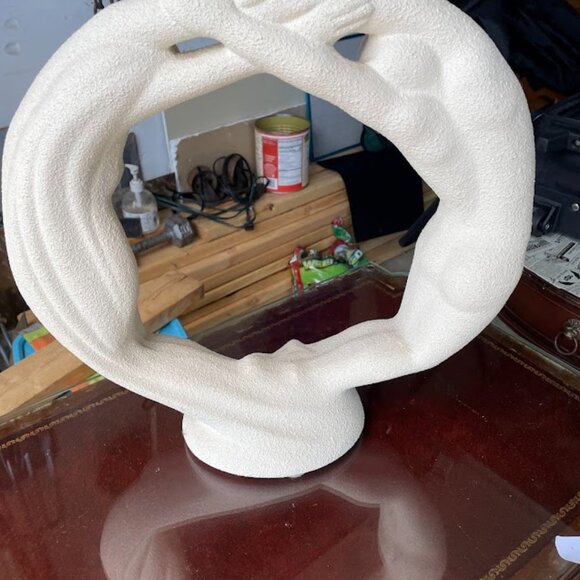 Haeger Vintage Ivory/White Textured Eternity Circle of Love Statue - Picture 3 of 3